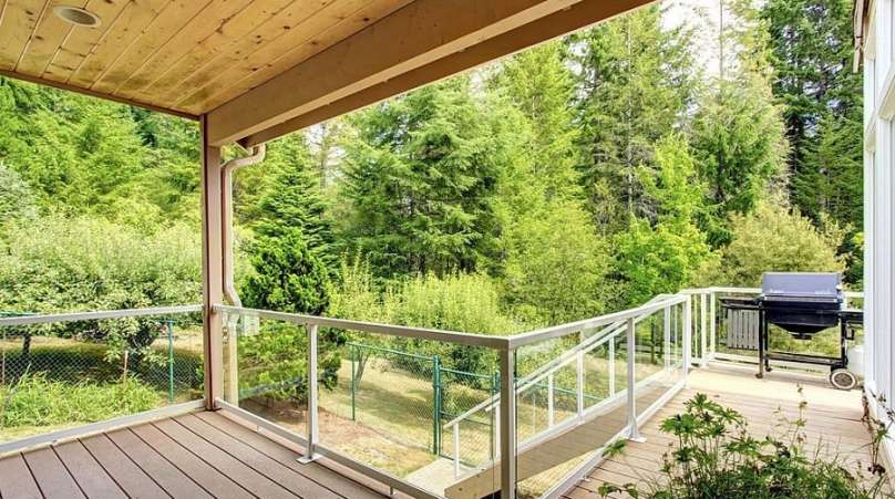 Pros and Cons of Installing Glass Deck Railings in Toronto