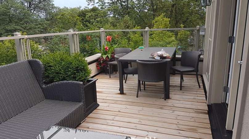 Why Should You Pick Glass Railings in Toronto For Your Deck Or Balcony?